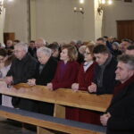 Jarosław Kaczyński w Starachowicach. Msza święta  w przeddzień 6. rocznicy śmierci Jadwigi Kaczyńskiej. Na zdjęciu (od lewej): Marek Kwitek - poseł PiS, Agata Wojtyszek - wojewoda świętokrzyski, Krzysztof Lipiec - poseł PiS, Jarosław Kaczyński - prezes PiS, Anna Krupka - wiceminister Sportu i Turystyki, Maria Zuba - poseł PiS, Bartłomiej Dorywalski -  wicewojewoda świętokrzyski i Krzysztof Słoń - senator RP / Marzena Mąkosa / Radio Kielce