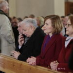 Jarosław Kaczyński w Starachowicach. Msza święta  w przeddzień 6. rocznicy śmierci Jadwigi Kaczyńskiej. Na zdjęciu (od lewej): Jarosław Kaczyński - prezes PiS, Anna Krupka - wiceminister Sportu i Turystyki i Maria Zuba - poseł PiS / Marzena Mąkosa / Radio Kielce