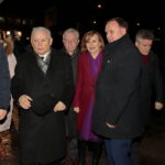Jarosław Kaczyński w Starachowicach. Msza święta  w przeddzień 6. rocznicy śmierci Jadwigi Kaczyńskiej. Na zdjęciu: Jarosław Kaczyński - prezes PiS. Po prawej: Krzysztof Lipiec - poseł PiS, Anna Krupka - wiceminister Sportu i Turystyki, Marek Kwitek - poseł PiS i Krzysztof Słoń - senator RP / Marzena Mąkosa / Radio Kielce