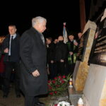 Jarosław Kaczyński odwiedził Starachowice. Prezes PiS wziął udział w mszy świętej w przededniu 6. rocznicy śmierci swojej matki Jadwigi Kaczyńskiej. Nabożeństwo odbyło się w kościele pod wezwaniem Wszystkich Świętych, następnie złożono kwiaty. Kwiaty składa Jarosław Kaczyński - prezes PiS. Po lewej: Krzysztof Lipiec- poseł Pis / Marzena Mąkosa / Radio Kielce