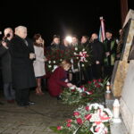 Jarosław Kaczyński odwiedził Starachowice. Prezes PiS wziął udział w mszy świętej w przededniu 6. rocznicy śmierci swojej matki Jadwigi Kaczyńskiej. Nabożeństwo odbyło się w kościele pod wezwaniem Wszystkich Świętych, następnie złożono kwiaty. Na zdjęciu (od lewej): Jarosław Kaczyński - prezes PiS, Agata Wojtyszek - wojewoda świętokrzyski i Bartłomiej Dorywalski -  wicewojewoda świętokrzyski. Kwiaty składa Anna Krupka - wiceminister Sportu i Turystyki  / Marzena Mąkosa / Radio Kielce