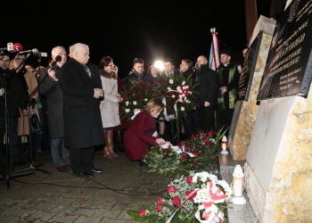 Jarosław Kaczyński odwiedził Starachowice. Prezes PiS wziął udział w mszy świętej w przededniu 6. rocznicy śmierci swojej matki Jadwigi Kaczyńskiej. Nabożeństwo odbyło się w kościele pod wezwaniem Wszystkich Świętych, następnie złożono kwiaty. Na zdjęciu (od lewej): Jarosław Kaczyński - prezes PiS, Agata Wojtyszek - wojewoda świętokrzyski i Bartłomiej Dorywalski -  wicewojewoda świętokrzyski. Kwiaty składa Anna Krupka - wiceminister Sportu i Turystyki  / Marzena Mąkosa / Radio Kielce