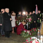 Jarosław Kaczyński odwiedził Starachowice. Prezes PiS wziął udział w mszy świętej w przededniu 6. rocznicy śmierci swojej matki Jadwigi Kaczyńskiej. Nabożeństwo odbyło się w kościele pod wezwaniem Wszystkich Świętych, następnie złożono kwiaty. Na zdjęciu (od lewej): Jarosław Kaczyński - prezes PiS, Agata Wojtyszek - wojewoda świętokrzyski, Anna Krupka - wiceminister Sportu i Turystyki  / Marzena Mąkosa / Radio Kielce