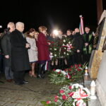 Jarosław Kaczyński odwiedził Starachowice. Prezes PiS wziął udział w mszy świętej w przededniu 6. rocznicy śmierci swojej matki Jadwigi Kaczyńskiej. Nabożeństwo odbyło się w kościele pod wezwaniem Wszystkich Świętych, następnie złożono kwiaty. Na zdjęciu (od lewej): Jarosław Kaczyński - prezes PiS, Agata Wojtyszek - wojewoda świętokrzyski, Maria Zuba - poseł PiS, Anna Krupka - wiceminister Sportu i Turystyki  / Marzena Mąkosa / Radio Kielce