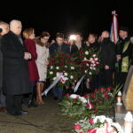 Jarosław Kaczyński odwiedził Starachowice. Prezes PiS wziął udział w mszy świętej w przededniu 6. rocznicy śmierci swojej matki Jadwigi Kaczyńskiej. Nabożeństwo odbyło się w kościele pod wezwaniem Wszystkich Świętych, następnie złożono kwiaty. Na zdjęciu po lewej: Jarosław Kaczyński - prezes PiS / Marzena Mąkosa / Radio Kielce