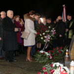 Jarosław Kaczyński odwiedził Starachowice. Prezes PiS wziął udział w mszy świętej w przededniu 6. rocznicy śmierci swojej matki Jadwigi Kaczyńskiej. Nabożeństwo odbyło się w kościele pod wezwaniem Wszystkich Świętych, następnie złożono kwiaty. Na zdjęciu po lewej Jarosław Kaczyński - prezes PiS / Marzena Mąkosa / Radio Kielce