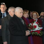 Jarosław Kaczyński odwiedził Starachowice. Prezes PiS wziął udział w mszy świętej w przededniu 6. rocznicy śmierci swojej matki Jadwigi Kaczyńskiej. Nabożeństwo odbyło się w kościele pod wezwaniem Wszystkich Świętych, następnie złożono kwiaty. Na zdjęciu: Jarosław Kaczyński - prezes PiS, Anna Krupka - wiceminister Sportu i Turystyki, Maria Zuba - poseł PiS / Marzena Mąkosa / Radio Kielce