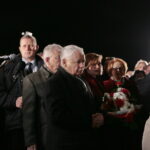 Jarosław Kaczyński odwiedził Starachowice. Prezes PiS wziął udział w mszy świętej w przededniu 6. rocznicy śmierci swojej matki Jadwigi Kaczyńskiej. Nabożeństwo odbyło się w kościele pod wezwaniem Wszystkich Świętych, następnie złożono kwiaty. Na zdjęciu: Jarosław Kaczyński - prezes PiS / Marzena Mąkosa / Radio Kielce