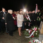 Jarosław Kaczyński odwiedził Starachowice. Prezes PiS wziął udział w mszy świętej w przededniu 6. rocznicy śmierci swojej matki Jadwigi Kaczyńskiej. Nabożeństwo odbyło się w kościele pod wezwaniem Wszystkich Świętych, następnie złożono kwiaty. Na zdjęciu (od lewej):  Jarosław Kaczyński - prezes PiS, Agata Wojtyszek - wojewoda świętokrzyski / Marzena Mąkosa / Radio Kielce