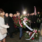 Jarosław Kaczyński odwiedził Starachowice. Prezes PiS wziął udział w mszy świętej w przededniu 6. rocznicy śmierci swojej matki Jadwigi Kaczyńskiej. Nabożeństwo odbyło się w kościele pod wezwaniem Wszystkich Świętych, następnie złożono kwiaty. Na zdjęciu (od lewej):  Agata Wojtyszek - wojewoda świętokrzyski, Krzysztof Lipiec - poseł PiS, Jarosław Kaczyński - prezes PiS, Anna Krupka - wiceminister Sportu i Turystyki i Bartłomiej Dorywalski -  wicewojewoda świętokrzyski / Marzena Mąkosa / Radio Kielce
