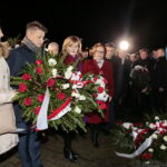 Jarosław Kaczyński odwiedził Starachowice. Prezes PiS wziął udział w mszy świętej w przededniu 6. rocznicy śmierci swojej matki Jadwigi Kaczyńskiej. Nabożeństwo odbyło się w kościele pod wezwaniem Wszystkich Świętych, następnie złożono kwiaty. Na zdjęciu (od lewej): Agata Wojtyszek - wojewoda świętokrzyski,  Bartłomiej Dorywalski -  wicewojewoda świętokrzyski, Anna Krupka - wiceminister Sportu i Turystyki, Maria Zuba - poseł PiS / Marzena Mąkosa / Radio Kielce