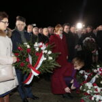 Jarosław Kaczyński odwiedził Starachowice. Prezes PiS wziął udział w mszy świętej w przededniu 6. rocznicy śmierci swojej matki Jadwigi Kaczyńskiej. Nabożeństwo odbyło się w kościele pod wezwaniem Wszystkich Świętych, następnie złożono kwiaty. Na zdjęciu (od lewej): Agata Wojtyszek - wojewoda świętokrzyski,  Bartłomiej Dorywalski -  wicewojewoda świętokrzyski, Krzysztof Lipiec - poseł PiS, Jarosław Kaczyński - prezes PiS, Maria Zuba - poseł PiS, Andrzej Kryj - poseł PiS, Jarosław Rusiecki - senator RP. Kwiaty składa Anna Krupka - wiceminister Sportu i Turystyki  / Marzena Mąkosa / Radio Kielce