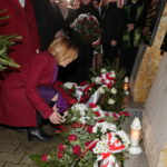 Jarosław Kaczyński odwiedził Starachowice. Prezes PiS wziął udział w mszy świętej w przededniu 6. rocznicy śmierci swojej matki Jadwigi Kaczyńskiej. Nabożeństwo odbyło się w kościele pod wezwaniem Wszystkich Świętych, następnie złożono kwiaty. Kwiaty składa Anna Krupka - wiceminister Sportu i Turystyki  / Marzena Mąkosa / Radio Kielce