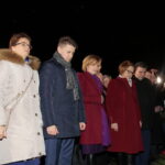 Jarosław Kaczyński odwiedził Starachowice. Prezes PiS wziął udział w mszy świętej w przededniu 6. rocznicy śmierci swojej matki Jadwigi Kaczyńskiej. Nabożeństwo odbyło się w kościele pod wezwaniem Wszystkich Świętych, następnie złożono kwiaty. Na zdjęciu (od lewej):  Agata Wojtyszek - wojewoda świętokrzyski, Bartłomiej Dorywalski -  wicewojewoda świętokrzyski, Anna Krupka - wiceminister Sportu i Turystyki, Maria Zuba - poseł PiS i Andrzej Kryj - poseł PiS / Marzena Mąkosa / Radio Kielce