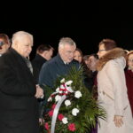 Jarosław Kaczyński odwiedził Starachowice. Prezes PiS wziął udział w mszy świętej w przededniu 6. rocznicy śmierci swojej matki Jadwigi Kaczyńskiej. Nabożeństwo odbyło się w kościele pod wezwaniem Wszystkich Świętych, następnie złożono kwiaty. Na zdjęciu (od lewej): Jarosław Kaczyński - prezes PiS,  Andrzej Bętkowski - marszałek województwa świętokrzyskiego, Agata Wojtyszek - wojewoda świętokrzyski i Maria Zuba - poseł PiS / Marzena Mąkosa / Radio Kielce