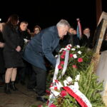 Jarosław Kaczyński odwiedził Starachowice. Prezes PiS wziął udział w mszy świętej w przededniu 6. rocznicy śmierci swojej matki Jadwigi Kaczyńskiej. Nabożeństwo odbyło się w kościele pod wezwaniem Wszystkich Świętych, następnie złożono kwiaty. Kwiaty składa Andrzej Bętkowski - marszałek województwa świętokrzyskiego  / Marzena Mąkosa / Radio Kielce