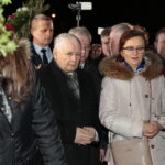 Jarosław Kaczyński odwiedził Starachowice. Prezes PiS wziął udział w mszy świętej w przededniu 6. rocznicy śmierci swojej matki Jadwigi Kaczyńskiej. Nabożeństwo odbyło się w kościele pod wezwaniem Wszystkich Świętych, następnie złożono kwiaty. Na zdjęciu (od lewej): Jarosław Kaczyński - prezes PiS i Agata Wojtyszek - wojewoda świętokrzyski   / Marzena Mąkosa / Radio Kielce