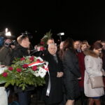 Jarosław Kaczyński odwiedził Starachowice. Prezes PiS wziął udział w mszy świętej w przededniu 6. rocznicy śmierci swojej matki Jadwigi Kaczyńskiej. Nabożeństwo odbyło się w kościele pod wezwaniem Wszystkich Świętych, następnie złożono kwiaty. Na zdjęciu (od lewej):  Andrzej Pruś - przewodniczący sejmiku województwa świętokrzyskiego, Jarosław Kaczyński - prezes PiS, Marek Kwitek - poseł PiS, Anna Krupka - wiceminister Sportu i Turystyki i Agata Wojtyszek - wojewoda świętokrzyski / Marzena Mąkosa / Radio Kielce