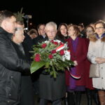 Jarosław Kaczyński odwiedził Starachowice. Prezes PiS wziął udział w mszy świętej w przededniu 6. rocznicy śmierci swojej matki Jadwigi Kaczyńskiej. Nabożeństwo odbyło się w kościele pod wezwaniem Wszystkich Świętych, następnie złożono kwiaty. Na zdjęciu (od lewej): Andrzej Pruś - przewodniczący sejmiku województwa świętokrzyskiego,  Jarosław Kaczyński - prezes PiS, Krzysztof Lipiec - poseł PiS, Anna Krupka - wiceminister Sportu i Turystyki, Maria Zuba - poseł PiS i Agata Wojtyszek - wojewoda świętokrzyski / Marzena Mąkosa / Radio Kielce