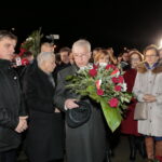 Jarosław Kaczyński odwiedził Starachowice. Prezes PiS wziął udział w mszy świętej w przededniu 6. rocznicy śmierci swojej matki Jadwigi Kaczyńskiej. Nabożeństwo odbyło się w kościele pod wezwaniem Wszystkich Świętych, następnie złożono kwiaty. Na zdjęciu (od lewej): Andrzej Pruś - przewodniczący sejmiku województwa świętokrzyskiego,  Jarosław Kaczyński - prezes PiS, Krzysztof Lipiec - poseł PiS, Anna Krupka - wiceminister Sportu i Turystyki, Maria Zuba - poseł PiS i Agata Wojtyszek - wojewoda świętokrzyski / Marzena Mąkosa / Radio Kielce