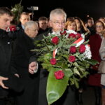 Jarosław Kaczyński odwiedził Starachowice. Prezes PiS wziął udział w mszy świętej w przededniu 6. rocznicy śmierci swojej matki Jadwigi Kaczyńskiej. Nabożeństwo odbyło się w kościele pod wezwaniem Wszystkich Świętych, następnie złożono kwiaty. Na zdjęciu (od lewej): Andrzej Pruś - przewodniczący sejmiku województwa świętokrzyskiego,  Jarosław Kaczyński - prezes PiS, Krzysztof Lipiec - poseł PiS / Marzena Mąkosa / Radio Kielce
