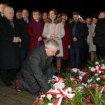 Jarosław Kaczyński odwiedził Starachowice. Prezes PiS wziął udział w mszy świętej w przededniu 6. rocznicy śmierci swojej matki Jadwigi Kaczyńskiej. Nabożeństwo odbyło się w kościele pod wezwaniem Wszystkich Świętych, następnie złożono kwiaty. Kwiaty składa Krzysztof Lipiec - poseł PiS. Na zdjęciu (od lewej): Jarosław Kaczyński - prezes PiS, Krzysztof Słoń - senator RP, Marek Kwitek - poseł PiS, Anna Krupka - wiceminister Sportu i Turystyki , Agata Wojtyszek - wojewoda świętokrzyski, Maria Zuba - poseł PiS i Bartłomiej Dorywalski -  wicewojewoda świętokrzyski / Marzena Mąkosa / Radio Kielce