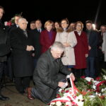 Jarosław Kaczyński odwiedził Starachowice. Prezes PiS wziął udział w mszy świętej w przededniu 6. rocznicy śmierci swojej matki Jadwigi Kaczyńskiej. Nabożeństwo odbyło się w kościele pod wezwaniem Wszystkich Świętych, następnie złożono kwiaty. Kwiaty składa Krzysztof Lipiec - poseł PiS. Na zdjęciu (od lewej): Andrzej Pruś - przewodniczący sejmiku województwa świętokrzyskiego, Jarosław Kaczyński - prezes PiS, Krzysztof Słoń - senator RP, Marek Kwitek - poseł PiS, Anna Krupka - wiceminister Sportu i Turystyki , Agata Wojtyszek - wojewoda świętokrzyski, Maria Zuba - poseł PiS i Bartłomiej Dorywalski -  wicewojewoda świętokrzyski / Marzena Mąkosa / Radio Kielce