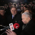 Jarosław Kaczyński odwiedził Starachowice. Prezes PiS wziął udział w mszy świętej w przededniu 6. rocznicy śmierci swojej matki Jadwigi Kaczyńskiej. Nabożeństwo odbyło się w kościele pod wezwaniem Wszystkich Świętych, następnie złożono kwiaty. Przemawia: Jarosław Kaczyński - prezes PiS. Na zdjęciu (od lewej): Krzysztof Słoń - senator RP i Marek Kwitek - poseł PiS / Marzena Mąkosa / Radio Kielce