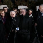 Jarosław Kaczyński odwiedził Starachowice. Prezes PiS wziął udział w mszy świętej w przededniu 6. rocznicy śmierci swojej matki Jadwigi Kaczyńskiej. Nabożeństwo odbyło się w kościele pod wezwaniem Wszystkich Świętych, następnie złożono kwiaty. Na zdjęciu (od lewej): Marek Kwitek - poseł PiS, Anna Krupka - wiceminister Sportu i Turystyki, Bartłomiej Dorywalski -  wicewojewoda świętokrzyski, Jarosław Kaczyński - prezes PiS, Agata Wojtyszek - wojewoda świętokrzyski, Maria Zuba - poseł PiS i Krzysztof Lipiec - poseł PiS / Marzena Mąkosa / Radio Kielce