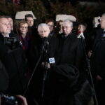 Jarosław Kaczyński odwiedził Starachowice. Prezes PiS wziął udział w mszy świętej w przededniu 6. rocznicy śmierci swojej matki Jadwigi Kaczyńskiej. Nabożeństwo odbyło się w kościele pod wezwaniem Wszystkich Świętych, następnie złożono kwiaty. Na zdjęciu (od lewej): Marek Kwitek - poseł PiS, Anna Krupka - wiceminister Sportu i Turystyki, Bartłomiej Dorywalski -  wicewojewoda świętokrzyski, Jarosław Kaczyński - prezes PiS, Agata Wojtyszek - wojewoda świętokrzyski, Maria Zuba - poseł PiS i Krzysztof Lipiec - poseł PiS / Marzena Mąkosa / Radio Kielce