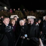 Jarosław Kaczyński odwiedził Starachowice. Prezes PiS wziął udział w mszy świętej w przededniu 6. rocznicy śmierci swojej matki Jadwigi Kaczyńskiej. Nabożeństwo odbyło się w kościele pod wezwaniem Wszystkich Świętych, następnie złożono kwiaty. Na zdjęciu (od lewej): Marek Kwitek - poseł PiS, Anna Krupka - wiceminister Sportu i Turystyki, Bartłomiej Dorywalski -  wicewojewoda świętokrzyski, Jarosław Kaczyński - prezes PiS, Agata Wojtyszek - wojewoda świętokrzyski, Maria Zuba - poseł PiS i Krzysztof Lipiec - poseł PiS / Marzena Mąkosa / Radio Kielce