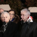 Jarosław Kaczyński odwiedził Starachowice. Prezes PiS wziął udział w mszy świętej w przededniu 6. rocznicy śmierci swojej matki Jadwigi Kaczyńskiej. Nabożeństwo odbyło się w kościele pod wezwaniem Wszystkich Świętych, następnie złożono kwiaty. Na zdjęciu (od lewej): Jarosław Kaczyński - prezes PiS i Krzysztof Lipiec - poseł PiS / Marzena Mąkosa / Radio Kielce