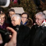 Jarosław Kaczyński odwiedził Starachowice. Prezes PiS wziął udział w mszy świętej w przededniu 6. rocznicy śmierci swojej matki Jadwigi Kaczyńskiej. Nabożeństwo odbyło się w kościele pod wezwaniem Wszystkich Świętych, następnie złożono kwiaty. Na zdjęciu (od lewej): Anna Krupka - wiceminister Sportu i Turystyki, Jarosław Kaczyński - prezes PiS, Agata Wojtyszek - wojewoda świętokrzyski i Krzysztof Lipiec - poseł PiS / Marzena Mąkosa / Radio Kielce