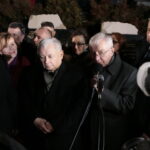 Jarosław Kaczyński odwiedził Starachowice. Prezes PiS wziął udział w mszy świętej w przededniu 6. rocznicy śmierci swojej matki Jadwigi Kaczyńskiej. Nabożeństwo odbyło się w kościele pod wezwaniem Wszystkich Świętych, następnie złożono kwiaty. Na zdjęciu (od lewej): Marek Kwitek - poseł PiS, Anna Krupka - wiceminister Sportu i Turystyki, Jarosław Kaczyński - prezes PiS, Agata Wojtyszek - wojewoda świętokrzyski i Krzysztof Lipiec - poseł PiS / Marzena Mąkosa / Radio Kielce