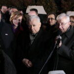 Jarosław Kaczyński odwiedził Starachowice. Prezes PiS wziął udział w mszy świętej w przededniu 6. rocznicy śmierci swojej matki Jadwigi Kaczyńskiej. Nabożeństwo odbyło się w kościele pod wezwaniem Wszystkich Świętych, następnie złożono kwiaty. Na zdjęciu (od lewej): Marek Kwitek - poseł PiS, Anna Krupka - wiceminister Sportu i Turystyki, Jarosław Kaczyński - prezes PiS, Agata Wojtyszek - wojewoda świętokrzyski i Krzysztof Lipiec - poseł PiS / Marzena Mąkosa / Radio Kielce