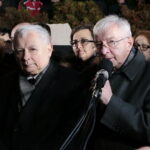 Jarosław Kaczyński odwiedził Starachowice. Prezes PiS wziął udział w mszy świętej w przededniu 6. rocznicy śmierci swojej matki Jadwigi Kaczyńskiej. Nabożeństwo odbyło się w kościele pod wezwaniem Wszystkich Świętych, następnie złożono kwiaty. Na zdjęciu (od lewej): Anna Krupka - wiceminister Sportu i Turystyki, Jarosław Kaczyński - prezes PiS, Agata Wojtyszek - wojewoda świętokrzyski i Krzysztof Lipiec- poseł PiS  / Marzena Mąkosa / Radio Kielce