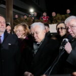 Jarosław Kaczyński odwiedził Starachowice. Prezes PiS wziął udział w mszy świętej w przededniu 6. rocznicy śmierci swojej matki Jadwigi Kaczyńskiej. Nabożeństwo odbyło się w kościele pod wezwaniem Wszystkich Świętych, następnie złożono kwiaty. Na zdjęciu (od lewej): Marek Kwitek - poseł PiS, Anna Krupka - wiceminister Sportu i Turystyki, Jarosław Kaczyński - prezes PiS, Agata Wojtyszek - wojewoda świętokrzyski i Krzysztof Lipiec - poseł PiS / Marzena Mąkosa / Radio Kielce