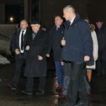 Jarosław Kaczyński odwiedził Starachowice. Prezes PiS wziął udział w mszy świętej w przededniu 6. rocznicy śmierci swojej matki Jadwigi Kaczyńskiej. Nabożeństwo odbyło się w kościele pod wezwaniem Wszystkich Świętych, następnie złożono kwiaty. Trzeci od lewej: Jarosław Kaczyński - prezes PiS i Marek Kwitek - poseł PiS / Marzena Mąkosa / Radio Kielce