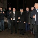 Jarosław Kaczyński odwiedził Starachowice. Prezes PiS wziął udział w mszy świętej w przededniu 6. rocznicy śmierci swojej matki Jadwigi Kaczyńskiej. Nabożeństwo odbyło się w kościele pod wezwaniem Wszystkich Świętych, następnie złożono kwiaty. Na zdjęciu: Jarosław Kaczyński - prezes PiS i Marek Kwitek - poseł PiS / Marzena Mąkosa / Radio Kielce