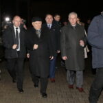 Jarosław Kaczyński odwiedził Starachowice. Prezes PiS wziął udział w mszy świętej w przededniu 6. rocznicy śmierci swojej matki Jadwigi Kaczyńskiej. Nabożeństwo odbyło się w kościele pod wezwaniem Wszystkich Świętych, następnie złożono kwiaty. Drugi od lewej: Jarosław Kaczyński - prezes PiS, trzeci: Marek Kwitek - poseł PiS i Krzysztof Lipiec- poseł PiS / Marzena Mąkosa / Radio Kielce