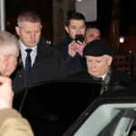 Jarosław Kaczyński odwiedził Starachowice. Prezes PiS wziął udział w mszy świętej w przededniu 6. rocznicy śmierci swojej matki Jadwigi Kaczyńskiej. Nabożeństwo odbyło się w kościele pod wezwaniem Wszystkich Świętych, następnie złożono kwiaty. Na zdjęciu : Jarosław Kaczyński - prezes PiS / Marzena Mąkosa / Radio Kielce
