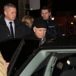 Jarosław Kaczyński odwiedził Starachowice. Prezes PiS wziął udział w mszy świętej w przededniu 6. rocznicy śmierci swojej matki Jadwigi Kaczyńskiej. Nabożeństwo odbyło się w kościele pod wezwaniem Wszystkich Świętych, następnie złożono kwiaty. Na zdjęciu: Jarosław Kaczyński - prezes PiS / Marzena Mąkosa / Radio Kielce