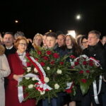 Jarosław Kaczyński odwiedził Starachowice. Prezes PiS wziął udział w mszy świętej w przededniu 6. rocznicy śmierci swojej matki Jadwigi Kaczyńskiej. Nabożeństwo odbyło się w kościele pod wezwaniem Wszystkich Świętych, następnie złożono kwiaty. Na zdjęciu (od lewej): Jarosław Rusiecki - senator RP, Agata Wojtyszek - wojewoda świętokrzyski, Andrzej Kryj - poseł PiS, Maria Zuba - poseł PiS, Bartłomiej Dorywalski -  wicewojewoda świętokrzyski i Andrzej Pruś - przewodniczący sejmiku województwa świętokrzyskiego / Marzena Mąkosa / Radio Kielce