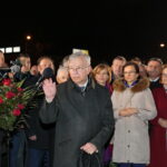 Jarosław Kaczyński odwiedził Starachowice. Prezes PiS wziął udział w mszy świętej w przededniu 6. rocznicy śmierci swojej matki Jadwigi Kaczyńskiej. Nabożeństwo odbyło się w kościele pod wezwaniem Wszystkich Świętych, następnie złożono kwiaty. Na zdjęciu (od lewej): Krzysztof Lipiec - poseł PiS, Anna Krupka - wiceminister Sportu i Turystyki, Agata Wojtyszek - wojewoda świętokrzyski, Andrzej Kryj - poseł PiS i Maria Zuba - poseł PiS / Marzena Mąkosa / Radio Kielce