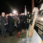 Jarosław Kaczyński odwiedził Starachowice. Prezes PiS wziął udział w mszy świętej w przededniu 6. rocznicy śmierci swojej matki Jadwigi Kaczyńskiej. Nabożeństwo odbyło się w kościele pod wezwaniem Wszystkich Świętych, następnie złożono kwiaty. Na zdjęciu (od lewej): Krzysztof Lipiec - poseł PiS, Jarosław Kaczyński - prezes PiS, Andrzej Pruś - przewodniczący sejmiku województwa świętokrzyskiego  / Marzena Mąkosa / Radio Kielce