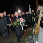 Jarosław Kaczyński odwiedził Starachowice. Prezes PiS wziął udział w mszy świętej w przededniu 6. rocznicy śmierci swojej matki Jadwigi Kaczyńskiej. Nabożeństwo odbyło się w kościele pod wezwaniem Wszystkich Świętych, następnie złożono kwiaty. Na zdjęciu: Jarosław Kaczyński - prezes PiS. Po lewej Krzysztof Lipiec- poseł PiS / Marzena Mąkosa / Radio Kielce