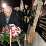 Jarosław Kaczyński odwiedził Starachowice. Prezes PiS wziął udział w mszy świętej w przededniu 6. rocznicy śmierci swojej matki Jadwigi Kaczyńskiej. Nabożeństwo odbyło się w kościele pod wezwaniem Wszystkich Świętych, następnie złożono kwiaty. Na zdjęciu: Jarosław Kaczyński - prezes PiS / Marzena Mąkosa / Radio Kielce