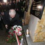 Jarosław Kaczyński odwiedził Starachowice. Prezes PiS wziął udział w mszy świętej w przededniu 6. rocznicy śmierci swojej matki Jadwigi Kaczyńskiej. Nabożeństwo odbyło się w kościele pod wezwaniem Wszystkich Świętych, następnie złożono kwiaty. Na zdjęciu: Jarosław Kaczyński - prezes PiS / Marzena Mąkosa / Radio Kielce