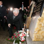 Jarosław Kaczyński odwiedził Starachowice. Prezes PiS wziął udział w mszy świętej w przededniu 6. rocznicy śmierci swojej matki Jadwigi Kaczyńskiej. Nabożeństwo odbyło się w kościele pod wezwaniem Wszystkich Świętych, następnie złożono kwiaty. Na zdjęciu: Jarosław Kaczyński - prezes PiS / Marzena Mąkosa / Radio Kielce