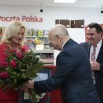 Otwarcie Poczty Polskiej. Marian Buras, burmistrz Miasta i Gminy Morawica wręcza podziękowania Hannie Możdżeń - dyrektor Poczty Polskiej w Kielcach  / Marzena Mąkosa / Radio Kielce
